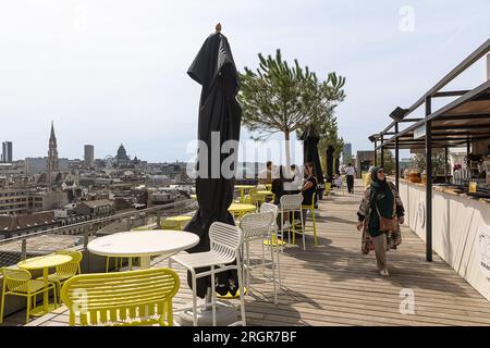 Bruxelles, Belgio. 11 agosto 2023. L'immagine mostra il bar sul tetto "58" sulla sommità del tetto dell'edificio Brucity di recente apertura, nel centro di Bruxelles, venerdì 11 agosto 2023. Brucity, il nuovo Centro amministrativo della città di Bruxelles, ha aperto le sue porte lunedì 12 dicembre 2022. BELGA PHOTO JAMES ARTHUR GEKIERE Credit: Belga News Agency/Alamy Live News Foto Stock