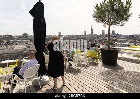 Bruxelles, Belgio. 11 agosto 2023. L'immagine mostra il bar sul tetto "58" sulla sommità del tetto dell'edificio Brucity di recente apertura, nel centro di Bruxelles, venerdì 11 agosto 2023. Brucity, il nuovo Centro amministrativo della città di Bruxelles, ha aperto le sue porte lunedì 12 dicembre 2022. BELGA PHOTO JAMES ARTHUR GEKIERE Credit: Belga News Agency/Alamy Live News Foto Stock