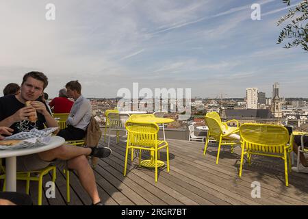 Bruxelles, Belgio. 11 agosto 2023. L'immagine mostra il bar sul tetto "58" sulla sommità del tetto dell'edificio Brucity di recente apertura, nel centro di Bruxelles, venerdì 11 agosto 2023. Brucity, il nuovo Centro amministrativo della città di Bruxelles, ha aperto le sue porte lunedì 12 dicembre 2022. BELGA PHOTO JAMES ARTHUR GEKIERE Credit: Belga News Agency/Alamy Live News Foto Stock