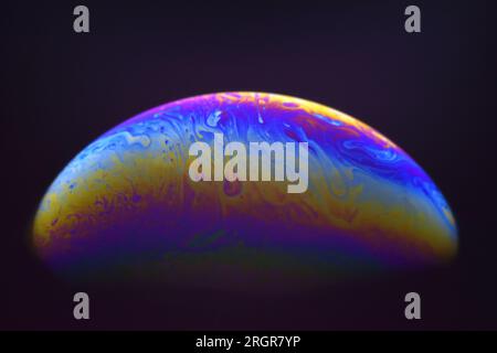 schema di colore delle bolle di sapone. astratto. modello atmosferico. modello planetario. Foto Stock
