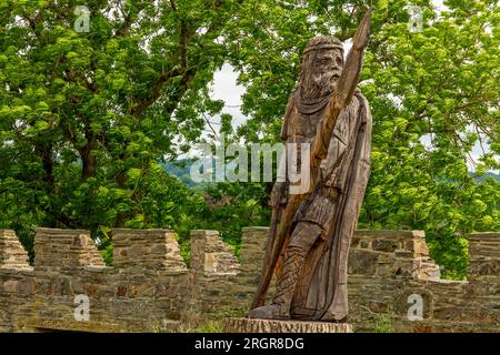 Scultura in legno scolpita di Lord Rhys creata nel 2021 dall'artista Simon Hedger nei giardini del castello di Cardin a Ceredigion, Galles, Regno Unito. Foto Stock