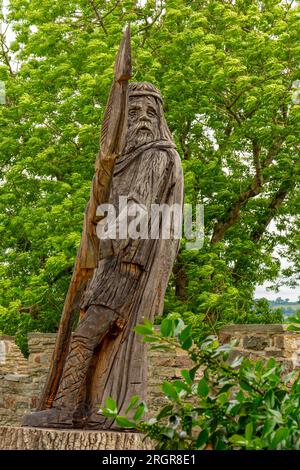 Scultura in legno scolpita di Lord Rhys creata nel 2021 dall'artista Simon Hedger nei giardini del castello di Cardin a Ceredigion, Galles, Regno Unito. Foto Stock