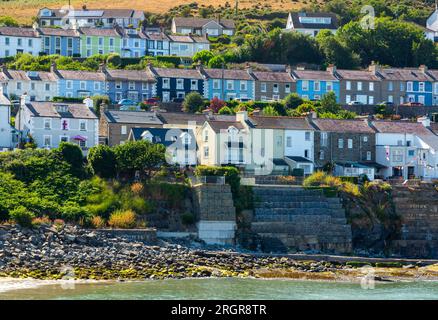 Case a schiera che si affacciano sulla spiaggia di Traeth Y Dolau a New Quay, una località balneare affacciata sulla Baia di Cardigan a Ceredigion, Galles occidentale, Regno Unito Foto Stock