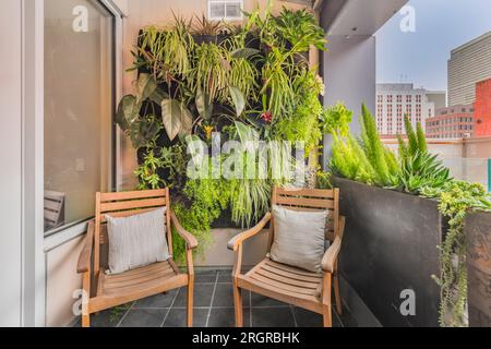 Posti a sedere sul balcone all'aperto Foto Stock