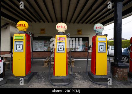 Pompe Shell vintage retrò Colyford Central Garage, stazione di rifornimento Devon Foto Stock