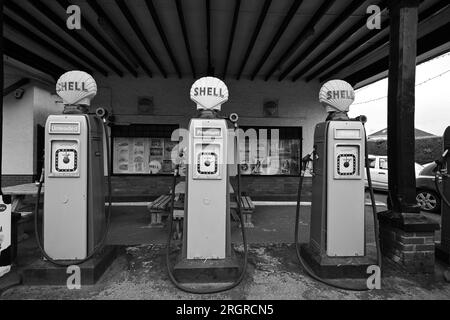 Pompe Shell vintage retrò Colyford Central Garage, stazione di rifornimento Devon Foto Stock