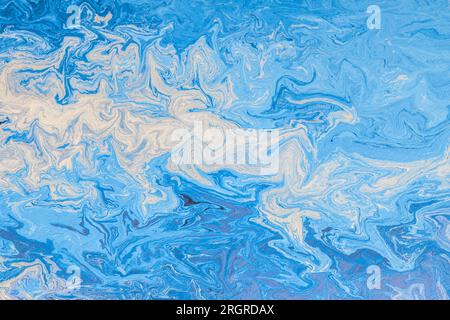 Texture astratta marmorizzata blu e bianca con motivi vorticosi e uno sfondo fluido e artistico. Foto Stock