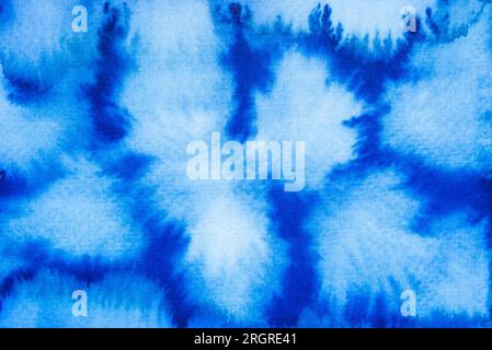 Vivace trama blu tie-dye acquerello con motivi di diffusione organica che creano uno sfondo artistico audace. Foto Stock