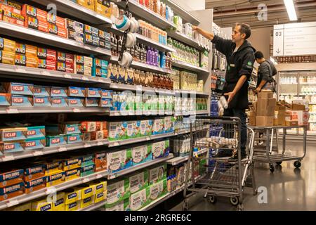 Gli scaffali dei lavoratori sono disponibili in un supermercato Whole Foods Market a New York venerdì 4 agosto 2023. L'Ufficio del lavoro e delle statistiche degli Stati Uniti ha riferito oggi che l'economia aveva creato 187.000 nuovi posti di lavoro e il tasso di disoccupazione è sceso al 3,5%. La creazione di posti di lavoro era inferiore alle previsioni di analystsÕ. (© Richard B. Levine) Foto Stock