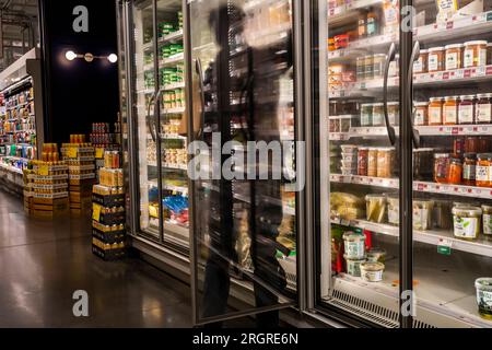 Un lavoratore ha un refrigeratore in un supermercato Whole Foods Market a New York venerdì 4 agosto 2023. L'Ufficio del lavoro e delle statistiche degli Stati Uniti ha riferito oggi che l'economia aveva creato 187.000 nuovi posti di lavoro e il tasso di disoccupazione è sceso al 3,5%. La creazione di posti di lavoro era inferiore alle previsioni di analystsÕ. (© Richard B. Levine) Foto Stock