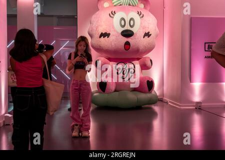 Centinaia di fan Blackpink affollano il pop-up Blackpink e American Express "Born Pink" a Chelsea mercoledì 9 agosto 2023. Alle fan del gruppo femminile sudcoreano è stata data l'opportunità di acquistare odles di merch Blackpink in un'esperienza di shopping in negozio dedicata. (© Richard B. Levine) Foto Stock