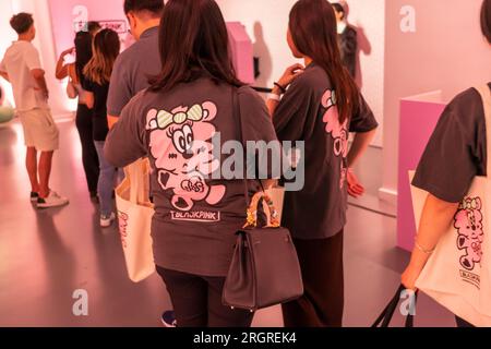 Centinaia di fan Blackpink affollano il pop-up Blackpink e American Express "Born Pink" a Chelsea mercoledì 9 agosto 2023. Alle fan del gruppo femminile sudcoreano è stata data l'opportunità di acquistare odles di merch Blackpink in un'esperienza di shopping in negozio dedicata. (© Richard B. Levine) Foto Stock