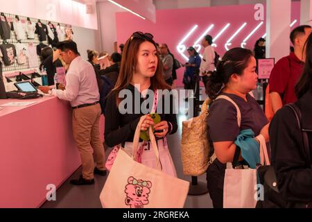 Centinaia di fan Blackpink affollano il pop-up Blackpink e American Express "Born Pink" a Chelsea mercoledì 9 agosto 2023. Alle fan del gruppo femminile sudcoreano è stata data l'opportunità di acquistare odles di merch Blackpink in un'esperienza di shopping in negozio dedicata. (© Richard B. Levine) Foto Stock