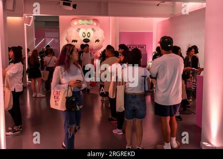 Centinaia di fan Blackpink affollano il pop-up Blackpink e American Express "Born Pink" a Chelsea mercoledì 9 agosto 2023. Alle fan del gruppo femminile sudcoreano è stata data l'opportunità di acquistare odles di merch Blackpink in un'esperienza di shopping in negozio dedicata. (© Richard B. Levine) Foto Stock