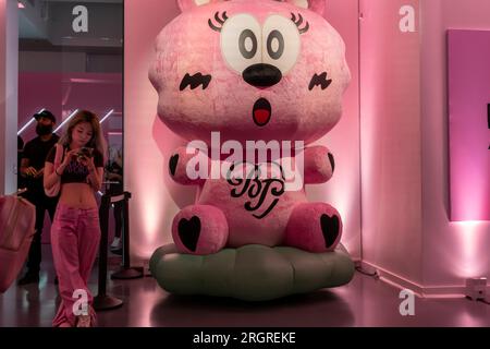 Centinaia di fan Blackpink affollano il pop-up Blackpink e American Express "Born Pink" a Chelsea mercoledì 9 agosto 2023. Alle fan del gruppo femminile sudcoreano è stata data l'opportunità di acquistare odles di merch Blackpink in un'esperienza di shopping in negozio dedicata. (© Richard B. Levine) Foto Stock