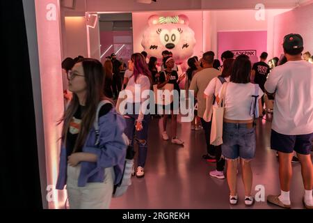 Centinaia di fan Blackpink affollano il pop-up Blackpink e American Express "Born Pink" a Chelsea mercoledì 9 agosto 2023. Alle fan del gruppo femminile sudcoreano è stata data l'opportunità di acquistare odles di merch Blackpink in un'esperienza di shopping in negozio dedicata. (© Richard B. Levine) Foto Stock