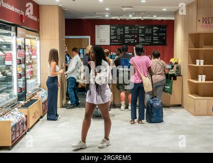 Inaugurazione di una filiale della catena fast casual Prêt A Manger a Hudson Yards a New York giovedì 10 agosto 2023. La JAB Holdings, con sede in Lussemburgo, possiede Prêt A Manger nella sua scuderia di marchi alimentari tra cui Krispy Kreme, Panera Bread e Keurig. (© Richard B. Levine) Foto Stock