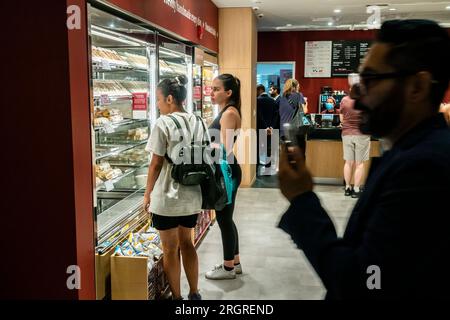 Inaugurazione di una filiale della catena fast casual Prêt A Manger a Hudson Yards a New York giovedì 10 agosto 2023. La JAB Holdings, con sede in Lussemburgo, possiede Prêt A Manger nella sua scuderia di marchi alimentari tra cui Krispy Kreme, Panera Bread e Keurig. (© Richard B. Levine) Foto Stock