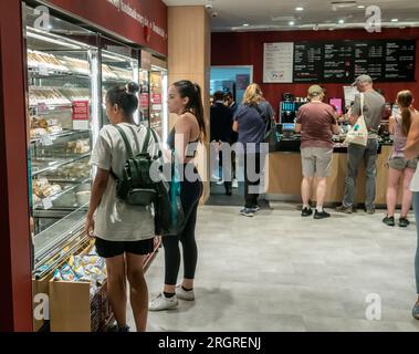 Inaugurazione di una filiale della catena fast casual Prêt A Manger a Hudson Yards a New York giovedì 10 agosto 2023. La JAB Holdings, con sede in Lussemburgo, possiede Prêt A Manger nella sua scuderia di marchi alimentari tra cui Krispy Kreme, Panera Bread e Keurig. (© Richard B. Levine) Foto Stock