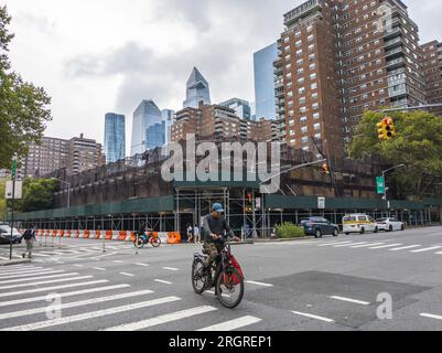 Edificio commerciale vuoto coperto da impalcature e un capannone per marciapiedi, che in passato ospitava un McDonald's, un supermercato Gristedes, un centro tennis e alcune piccole imprese, a Chelsea a New York lunedì 7 agosto 2023. L'edificio, di proprietà della cooperativa Mutual ReDevelopment Housing, ha raggiunto la fine della sua vita ed è in procinto di scendere, per essere sostituito da alloggi. (© Richard B. Levine) Foto Stock