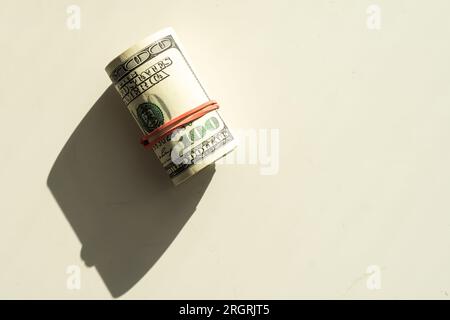 Il dollaro rotola in un cerchio isolato su sfondo bianco, concetti per il commercio e la finanza. Foto Stock
