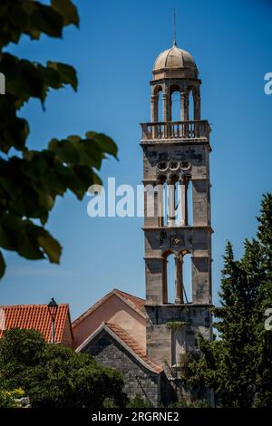 Hvar, Croazia. 11 agosto 2023. Il monastero francescano e la chiesa di nostra Signora della Misericordia si trovano a Hvar, in Croazia, l'11 agosto 2023. Foto: Zvonimir Barisin/PIXSELL credito: Pixsell/Alamy Live News Foto Stock