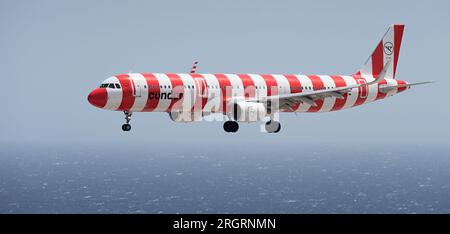 Tenerife, Spagna 2 agosto 2023. L'Airbus A321 di Condor Airlines vola nel cielo blu sull'oceano Foto Stock