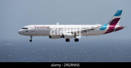 Tenerife, Spagna 2 agosto 2023. L'AIRBUS A321 di EUROWINGS Airlines vola nel cielo blu sull'oceano Foto Stock