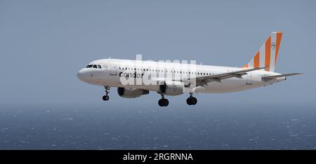 Tenerife, Spagna 2 agosto 2023. L'Airbus A320-214 della Condor Airlines vola nel cielo blu sull'oceano Foto Stock