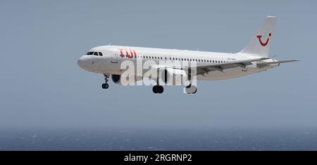 Tenerife, Spagna 2 agosto 2023. L'Airbus A320-200 della Tui Airlines vola nel cielo blu sull'oceano Foto Stock