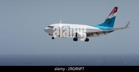 Tenerife, Spagna 2 agosto 2023. Il Boeing 737-700 di Luxair Airlines vola nel cielo blu sull'oceano Foto Stock