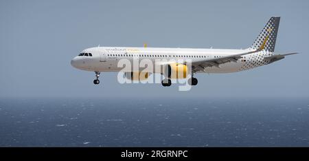 Tenerife, Spagna 2 agosto 2023. L'Airbus A321neo di Vueling Airlines vola nel cielo blu sull'oceano Foto Stock