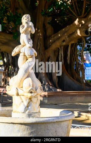 Alicante, Spagna, antica scultura in marmo in una fontana situata nel Parco Canalejas, nel quartiere lungomare della città. Foto Stock