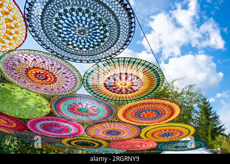 Decorazioni di strada colorate a motivi geometrici in un festival Foto Stock