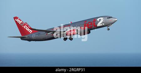 Tenerife, Spagna 5 agosto 2023. Boeing Jet2 Airlines 737-8MG. Jet2 Airlines vola nel cielo blu Foto Stock