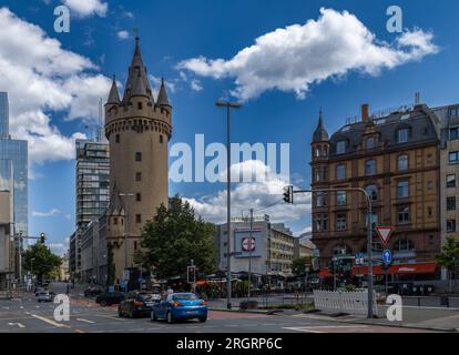 L'antica porta medievale della città Eschenheimer Turm, Francoforte, Germania Foto Stock