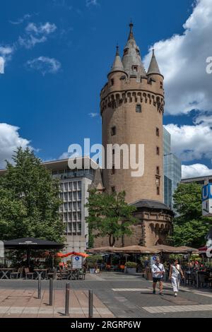 L'antica porta medievale della città Eschenheimer Turm, Francoforte, Germania Foto Stock