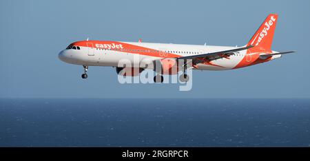 Tenerife, Spagna 29 luglio 2023. L'Airbus A321neo di EasyJet vola nel cielo blu, atterrando all'aeroporto di Tenerife sull'oceano Foto Stock