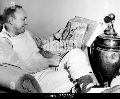 Atherton, California: 11 luglio 1936 la star del baseball Ty Cobb guarda un album dei suoi giorni di gioco Foto Stock