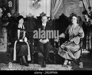 Washington, D.C.: 19 ottobre 1926. Un ritratto del presidente e della signora Coolidge e dei reali in visita in America, la regina Maria di Romania. La fotografia è stata fatta alla Legazione rumena a Washington quando il presidente formalmente ha chiamato la regina. Foto Stock