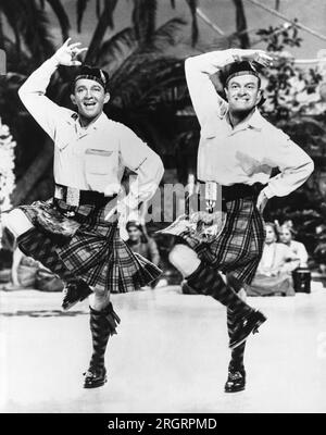Hollywood, California: 2 settembre 1952 gli attori Bing Crosby e Bob Hope ballano in kilt in una scena del loro film più lataest, "Road to Bali". Foto Stock