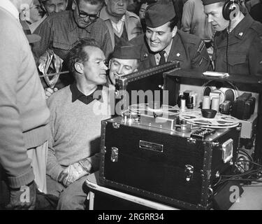 Pebble Beach, California: c. 1950 Bob Hope intervistato dalla radio Armed Services alla 18a buca del Cypress Point Golf Club. Foto Stock