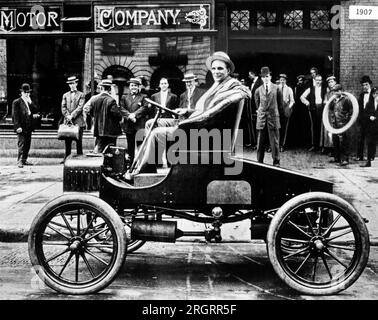 Detroit, Michigan, 1908 Auto Maker Henry Ford siede in una nuova Model T fuori dal suo stabilimento. Foto Stock