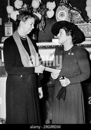 Washington, D.C.: 17 dicembre 1940, Eleanor Roosevelt mette in mano l'autore Pearl Buck una donazione iniziale per il Comitato di soccorso d'emergenza della Cina da un milione di dollari per fornire forniture mediche ai malati di guerra cinesi. Foto Stock