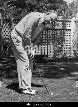Atherton, California: 11 luglio 1936 la star del baseball Ty Cobb pratica il putting nella sua casa in California. Foto Stock