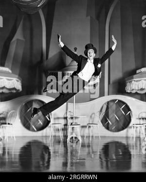 Hollywod, California: Giugno 1941 l'attore e ballerino Ray Bolger sembra deficare la gravità in un film tratto dal musical del film "Sunny". Foto Stock