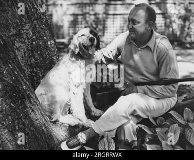 Atherton, California: 11 luglio 1936 la star del baseball Ty Cobb si rilassa con il suo cane dopo la caccia. Foto Stock