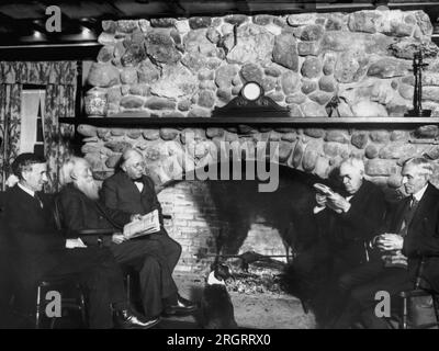 Napanoch, New York: c. 1920 i famosi quattro che visitano lo Yama Farms Inn a The Catskills. Da sinistra a destra, Harvey Firestone, John Burroughs, il proprietario Frank Seaman, Thomas Edison, e Henry Ford. L'orologio sul mantello non ha mani o ore. Foto Stock