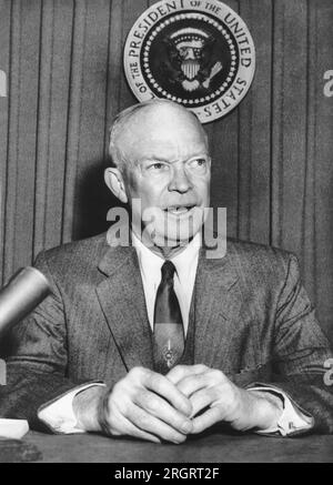 Washington, D.C.: 8 febbraio 1955 il presidente Eisenhower parla su una televisione a circuito chiuso trasmessa a 35 incontri in tutto il paese a sostegno di radio Free Europe. Foto Stock