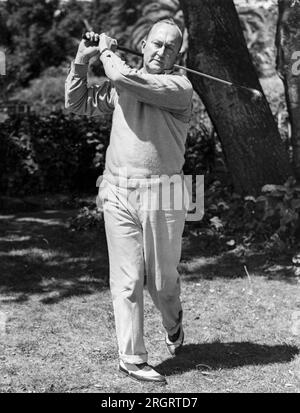 Atherton, California: 11 luglio 1936 la star del baseball Ty Cobb prova uno swing da golf nella sua casa in California. Foto Stock